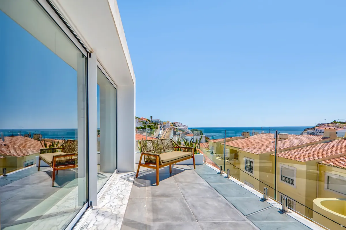 Appartement met dakterras en zeezicht over een wit kustdorp in de Algarve