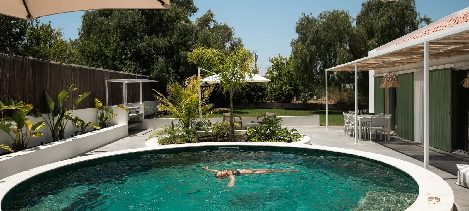Strakke villa met ronde zwemvijver en palmen in de Algarve