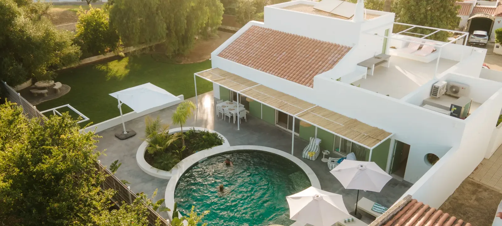 Vakantiehuis met zwembad tussen witte huizen en sinaasappelbomen in de Algarve