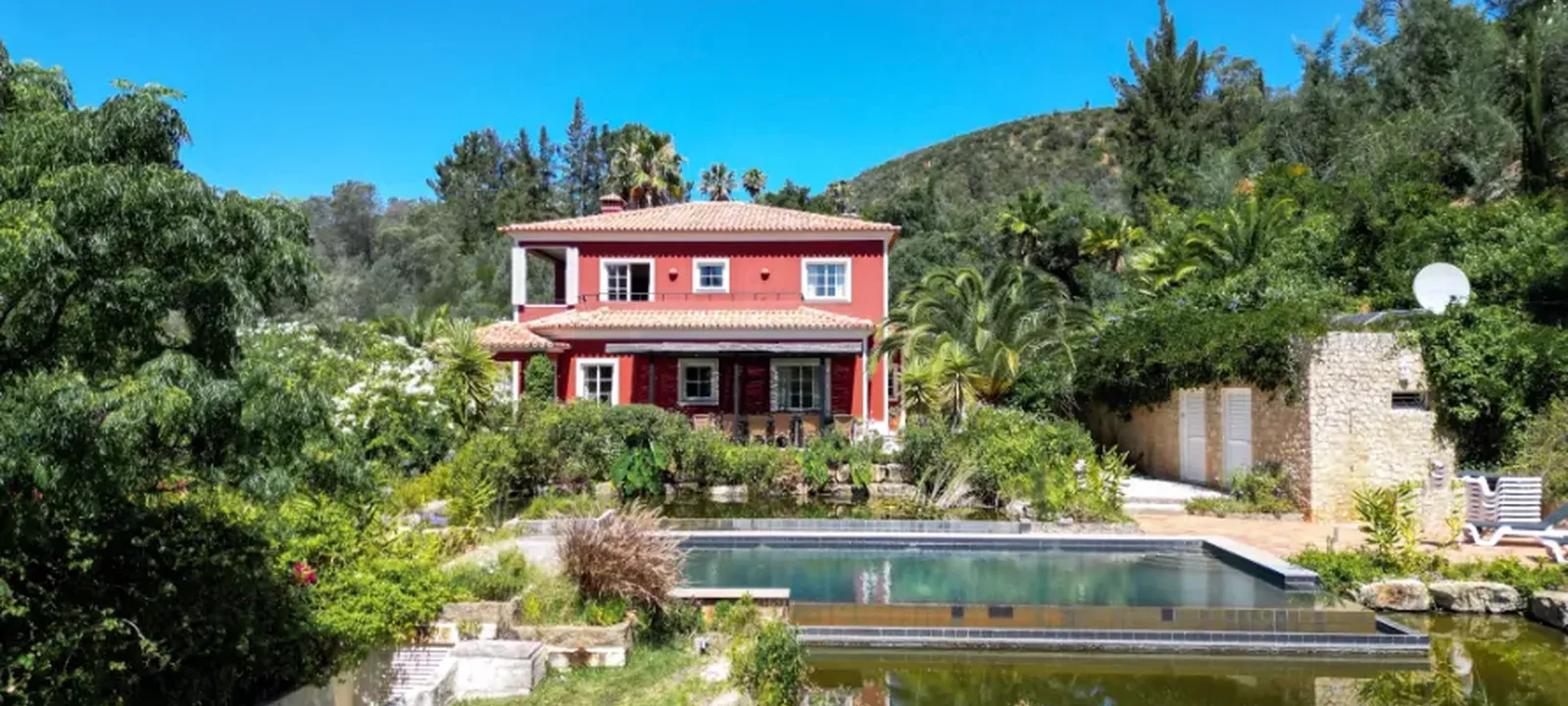 Villa met natuurlijk zwembad tussen beboste heuvels in de Serra de Monchique