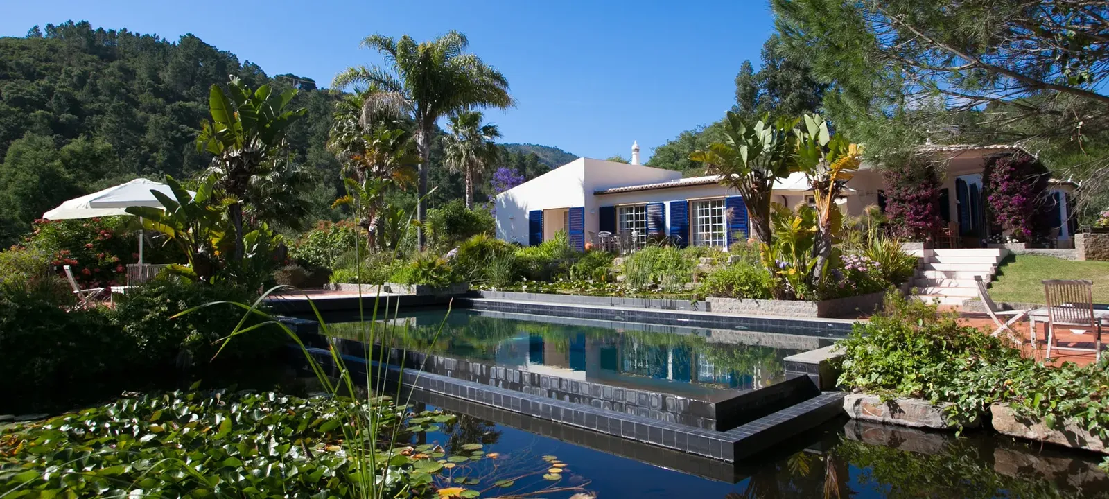 Huis met natuurlijke zwemvijver tussen beboste heuvels in het binnenland van de Algarve