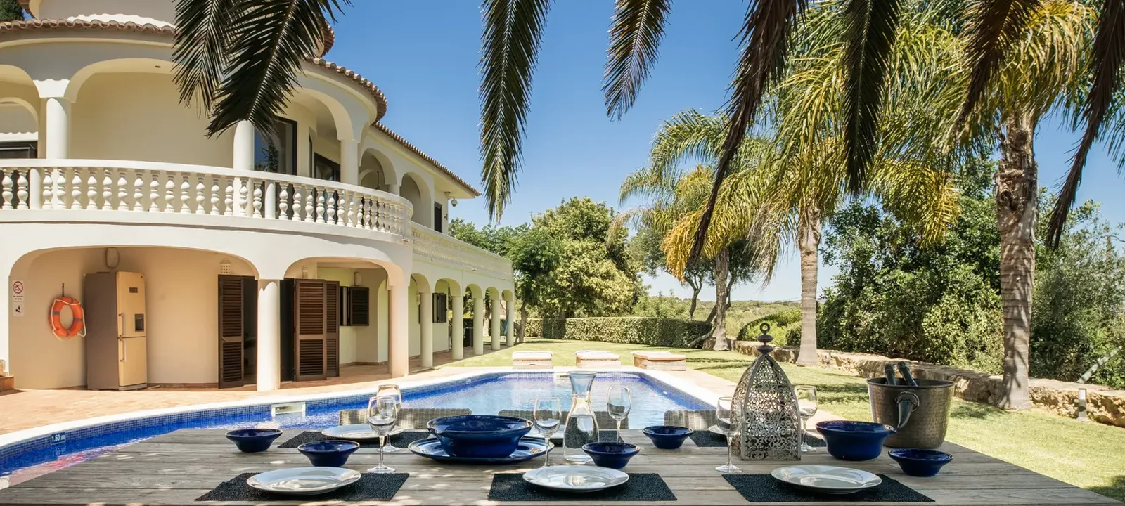 Villa met zwembad en palmen in het groene binnenland van de Algarve