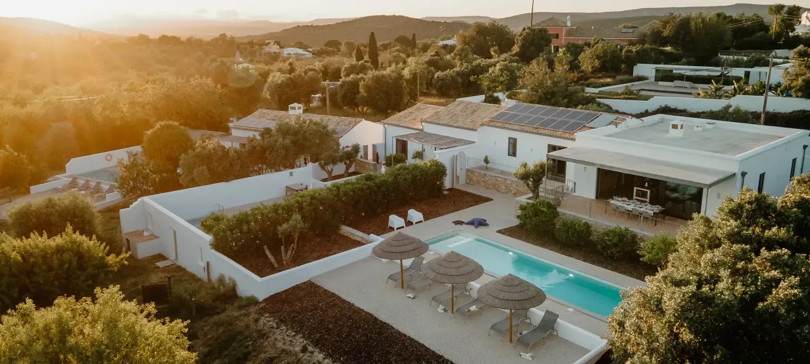 Witte quinta met zwembad bij zonsondergang in de Algarve