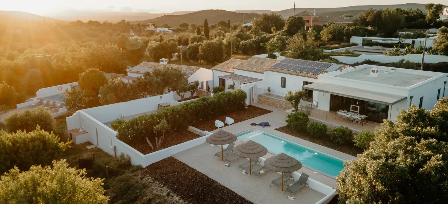 Quinta met zwembad bij zonsondergang in de Algarve