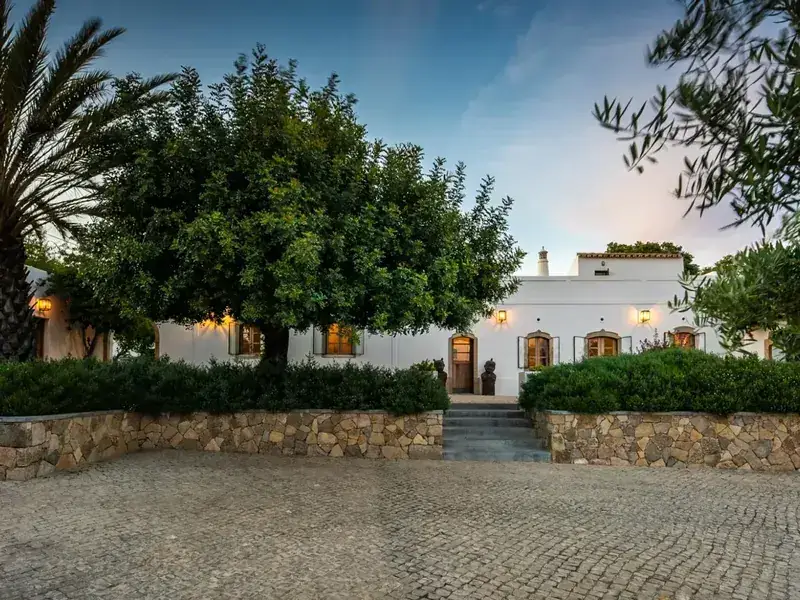 Witte quinta met palmen in de Algarve, bij Tavira